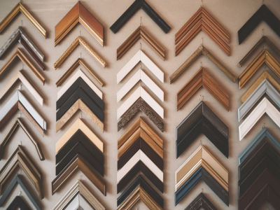 Comment monter un mur de cadres harmonieux sans percer avec des supports adhésifs