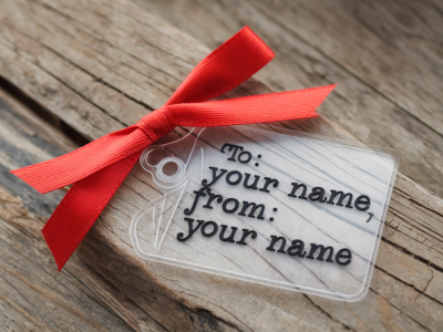 Comment fabriquer des étiquettes cadeau plastifiées maison qui tiennent dans le temps
