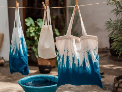 Comment teindre un tote bag en lin avec de l'indigo naturel extrait à la maison pas à pas